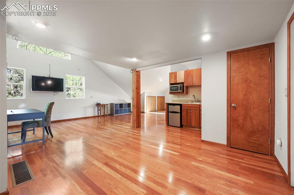 Image 31 of 50: Living Room