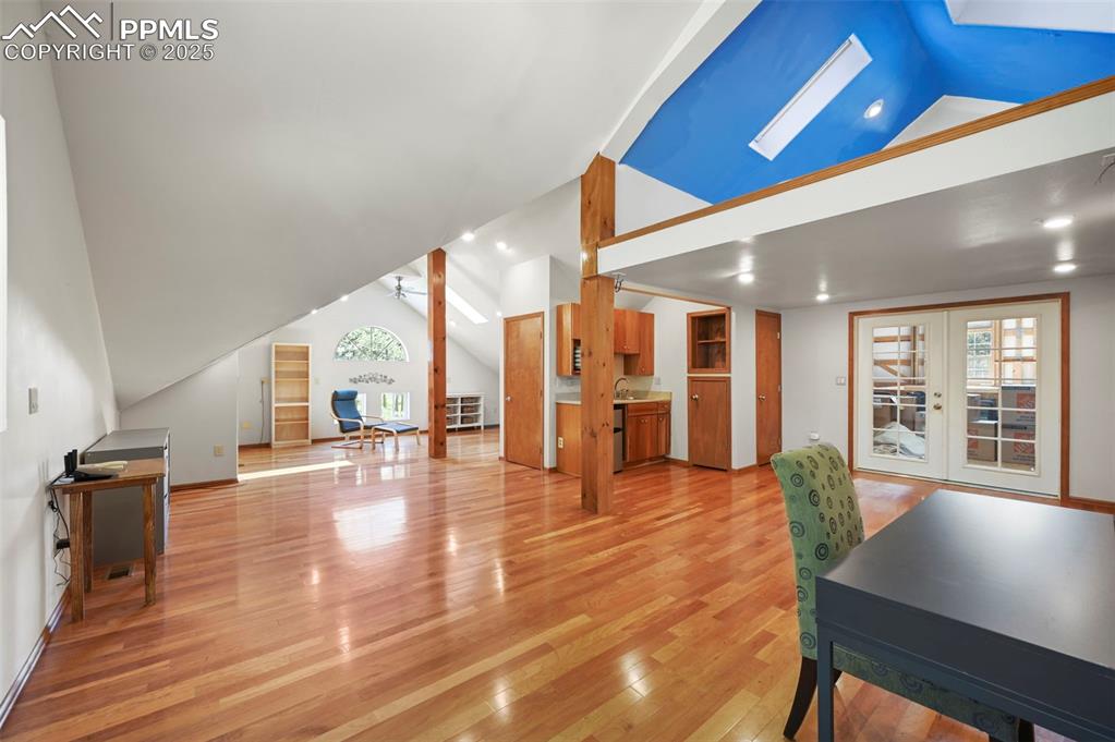 Image 32 of 50: Office