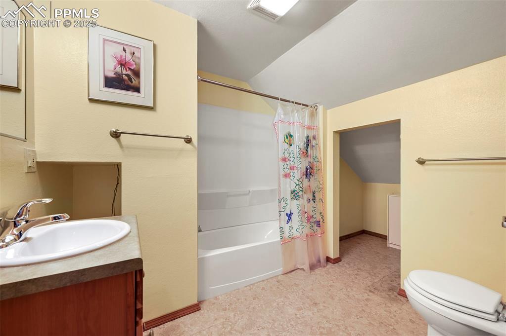 Image 33 of 50: Bathroom