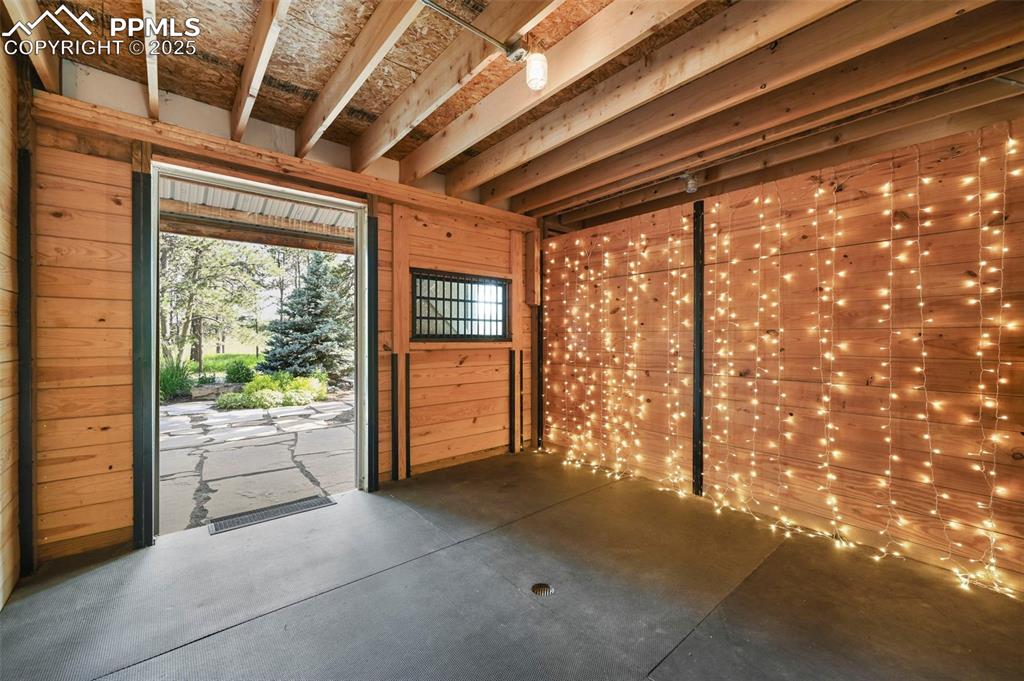 Image 34 of 50: Stable