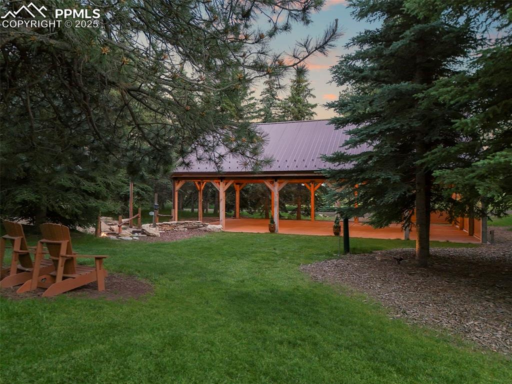 Image 36 of 50: Yard