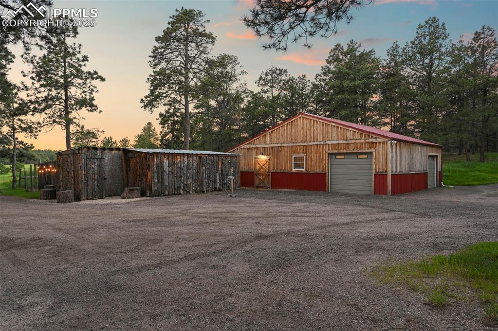Image 38 of 50: Garage