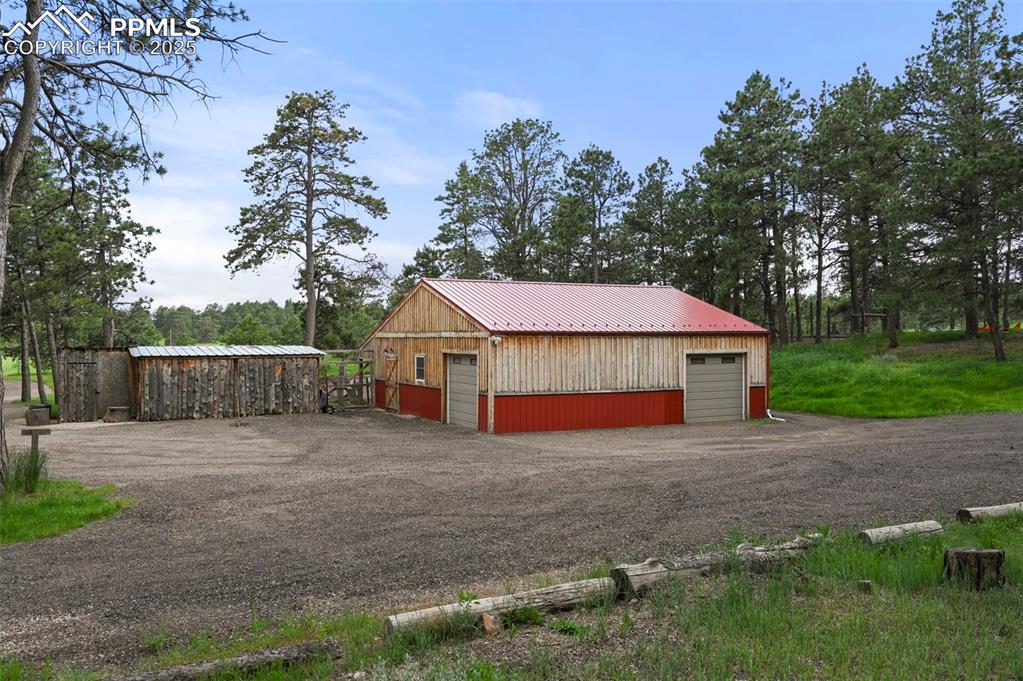 Image 39 of 50: Garage