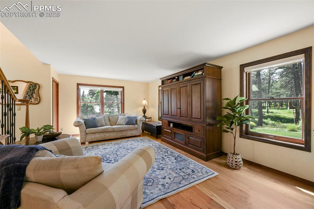 Image 4 of 50: Living Room