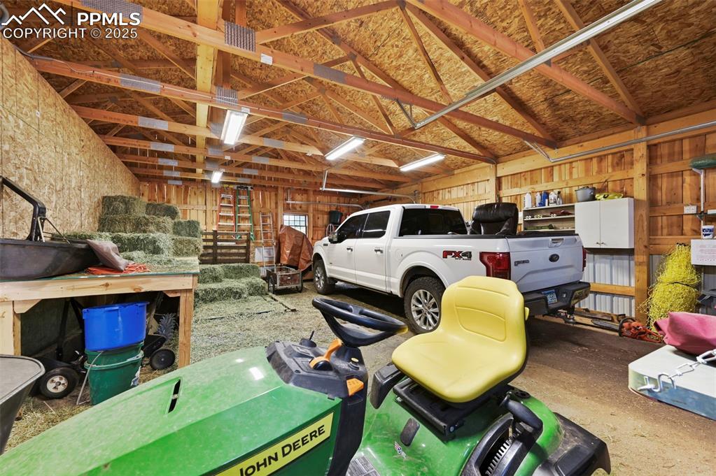 Image 40 of 50: Garage