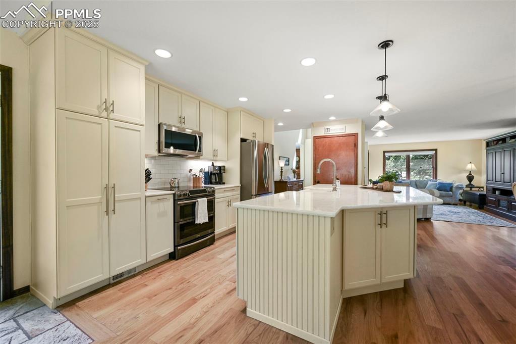 Image 7 of 50: Kitchen