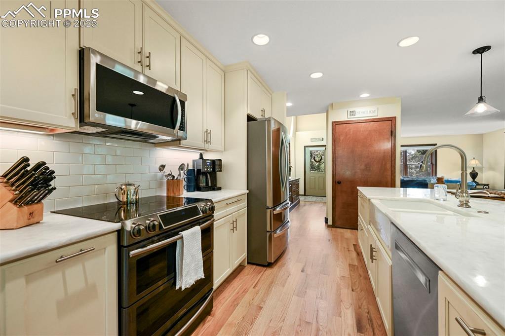 Image 8 of 50: Kitchen