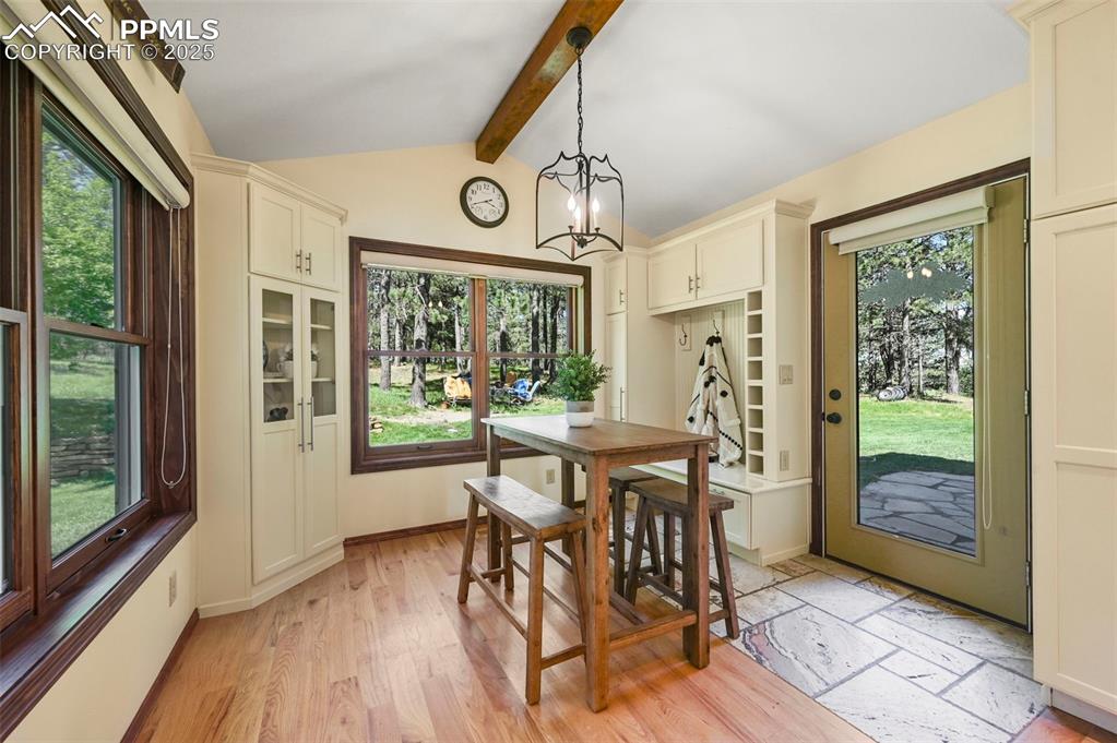 Image 9 of 50: Dining Area