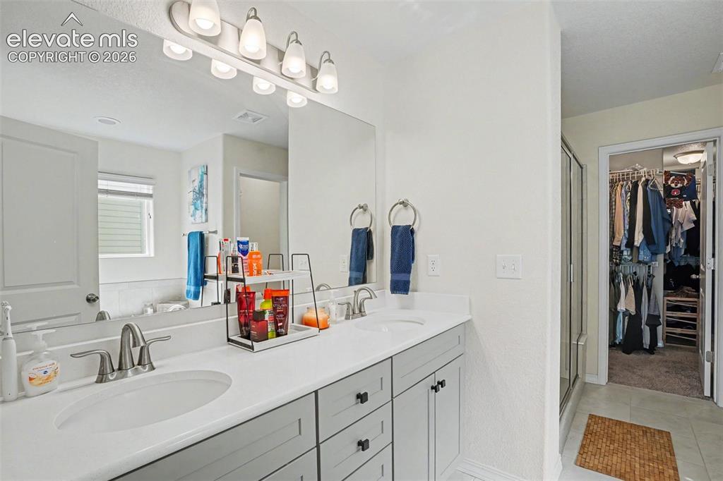Image 18 of 30: Powder Room