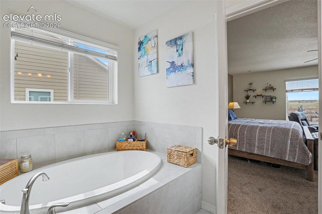 Image 19 of 30: 5-piece Bathroom