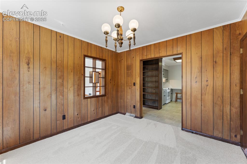 Image 17 of 39: Dining Room