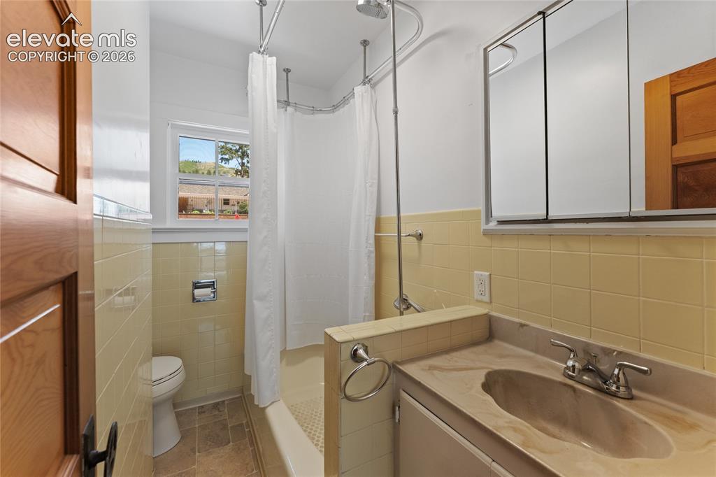 Image 20 of 39: Bathroom
