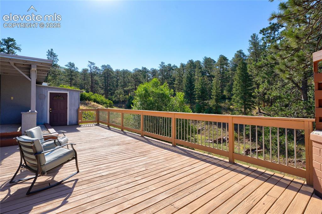 Image 31 of 39: Relax in the inviting Deck seating area and experience the charm of Cascade