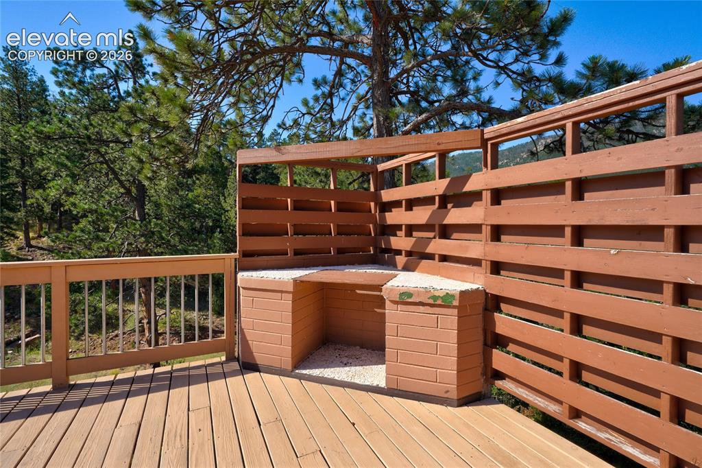 Image 33 of 39: Deck