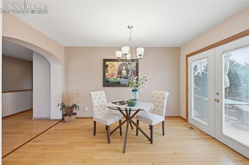 Image 10 of 32: Dining Area