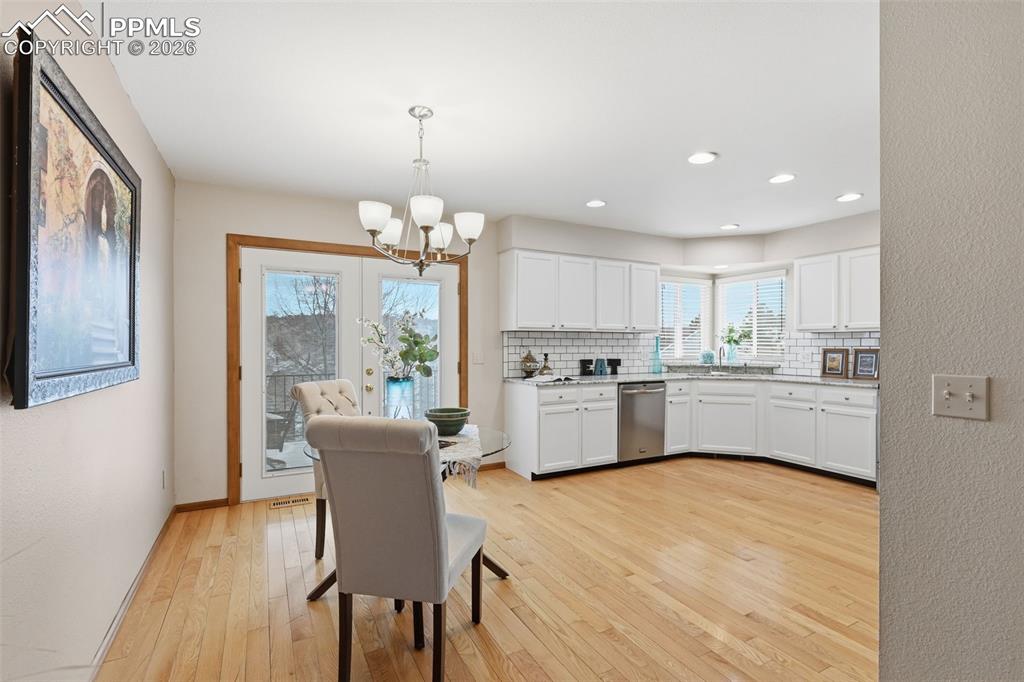 Image 14 of 32: Kitchen