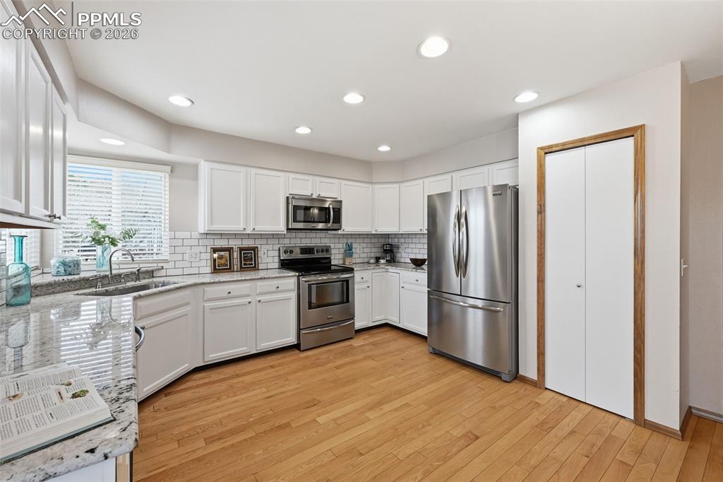 Image 15 of 32: Kitchen