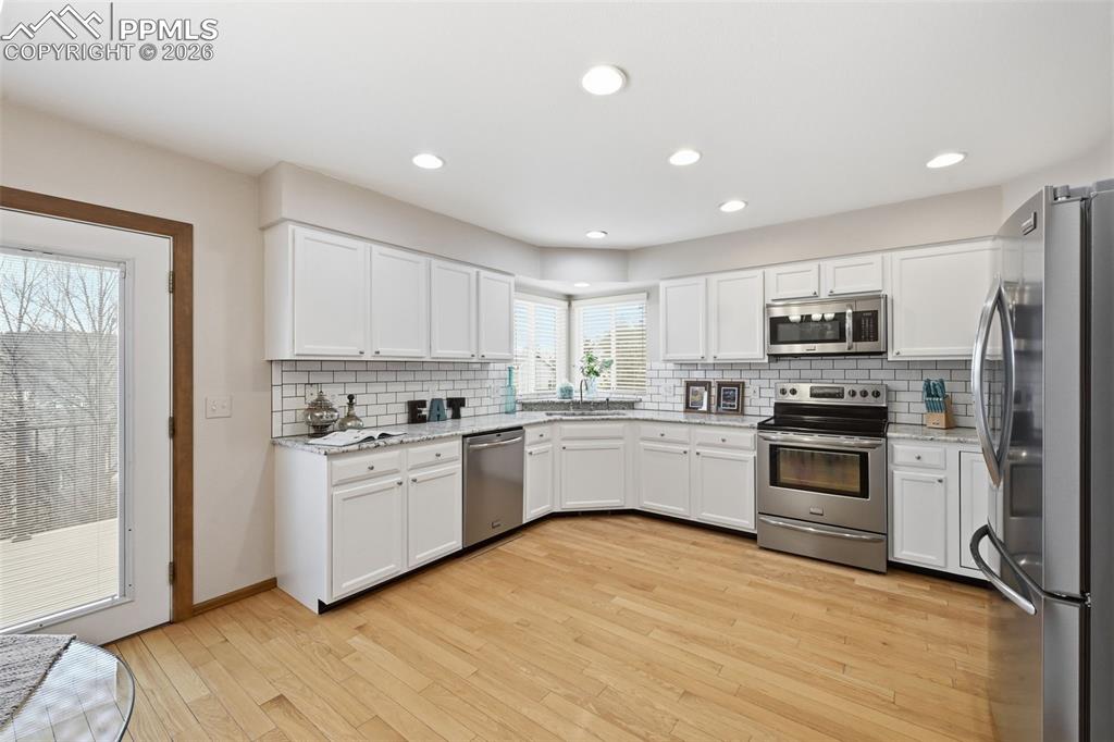 Image 16 of 32: Kitchen