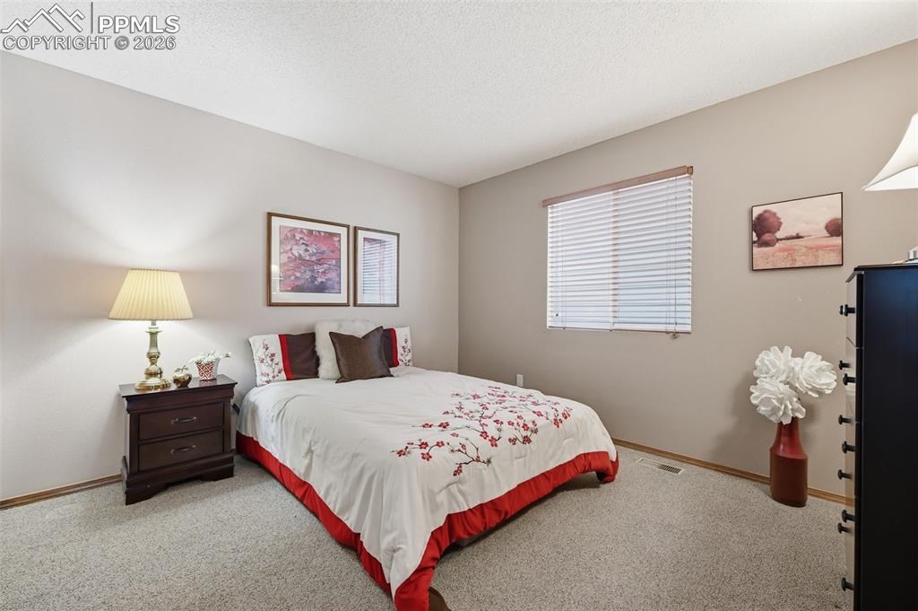 Image 18 of 32: Bedroom