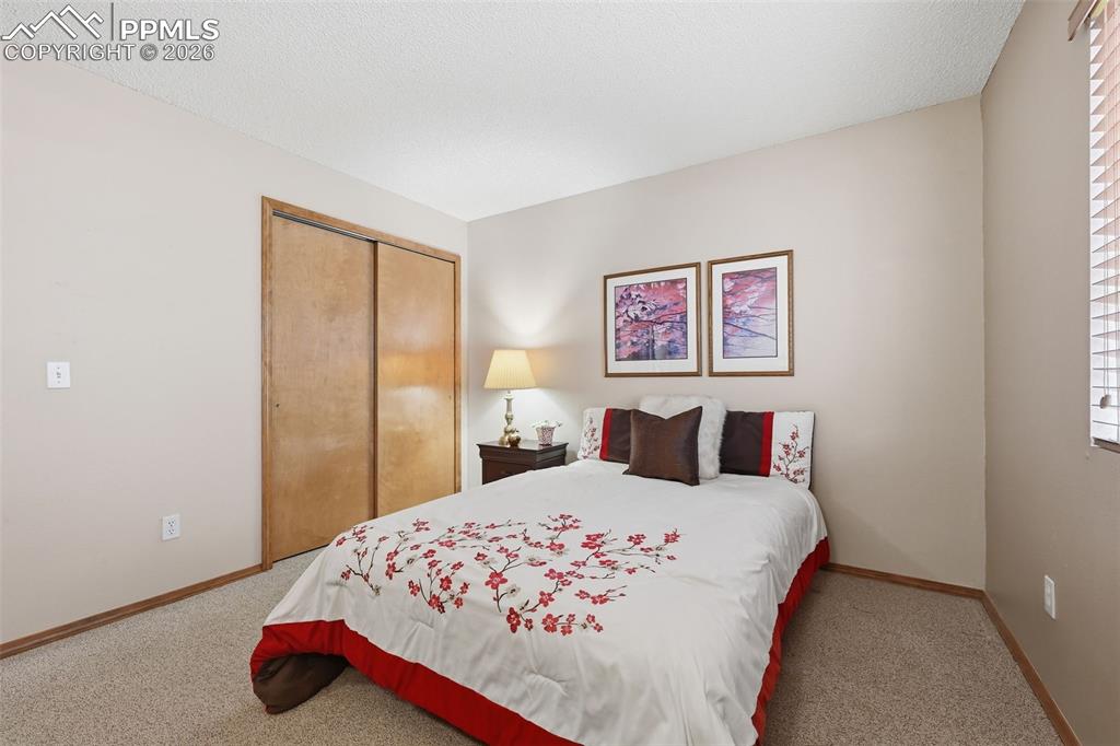 Image 19 of 32: Bedroom