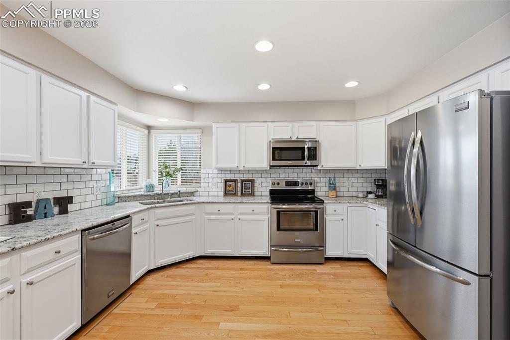 Image 2 of 32: Kitchen