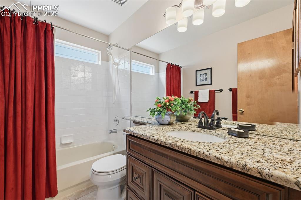 Image 20 of 32: Bathroom