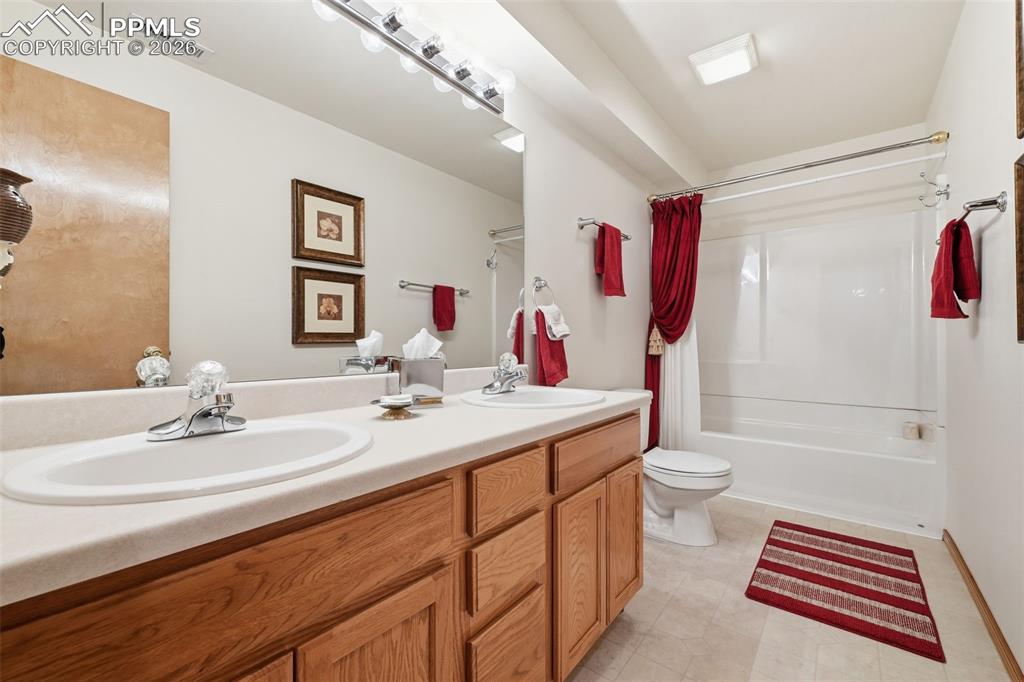 Image 21 of 32: Bathroom