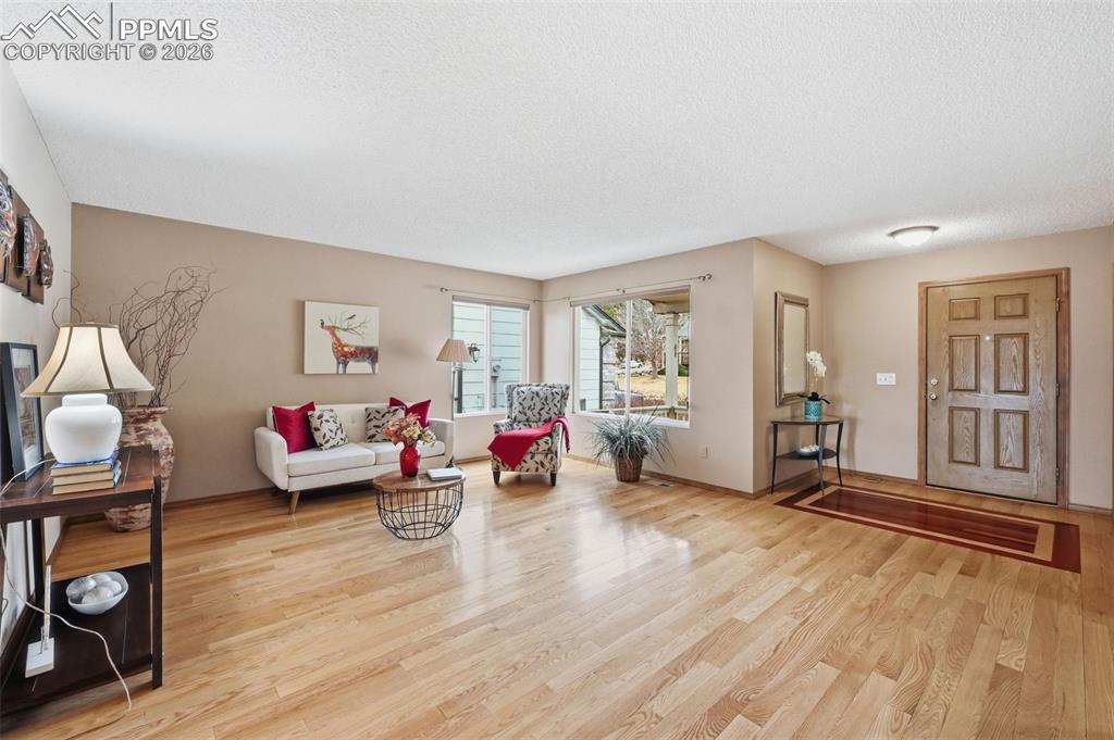 Image 3 of 32: Sitting Room