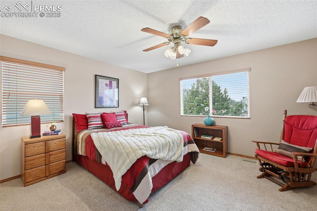 Image 4 of 32: Bedroom