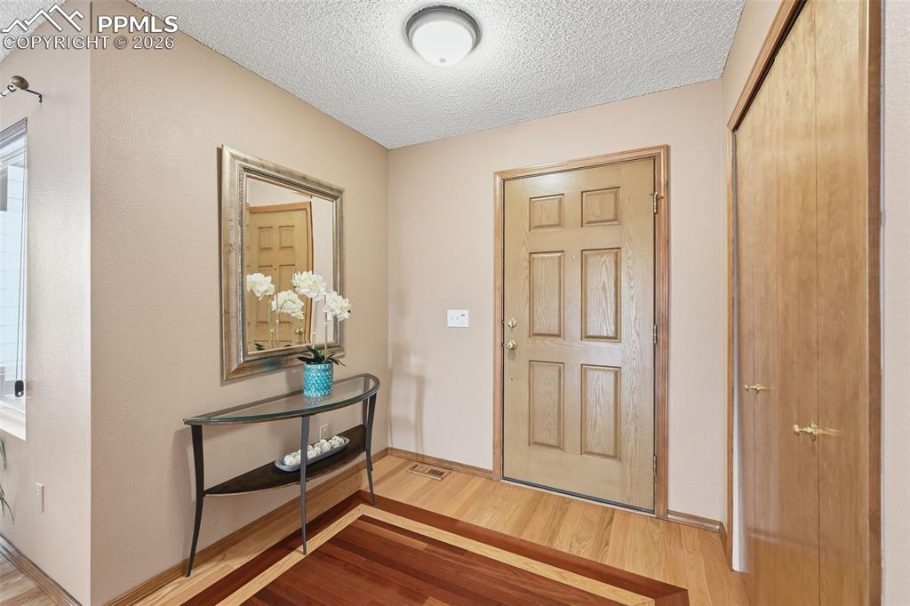 Image 7 of 32: Entry