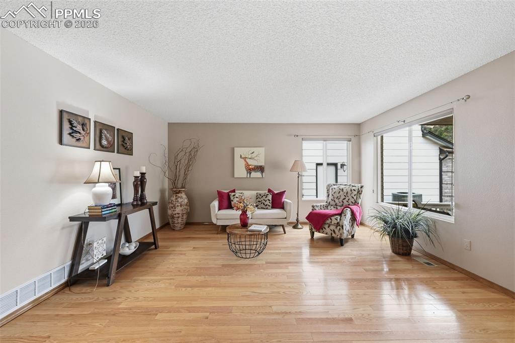 Image 8 of 32: Sitting Room