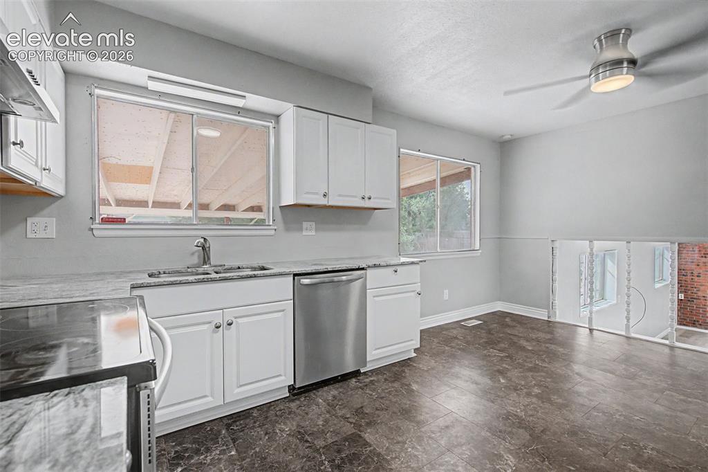 Image 10 of 32: Kitchen