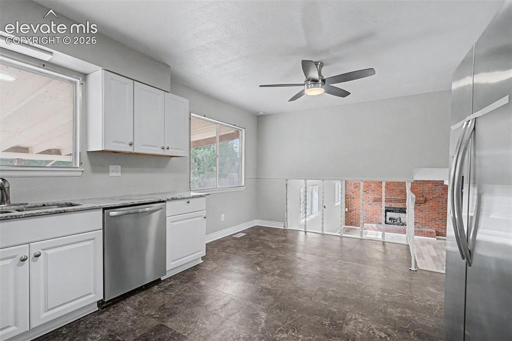 Image 11 of 32: Kitchen