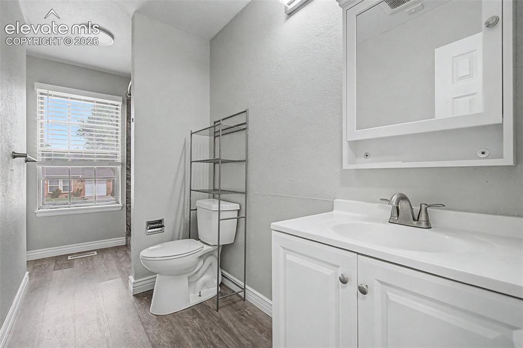 Image 15 of 32: Bathroom