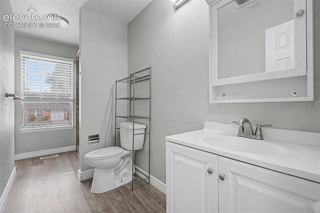 Image 16 of 32: Bathroom