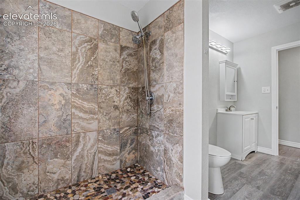 Image 17 of 32: Bathroom