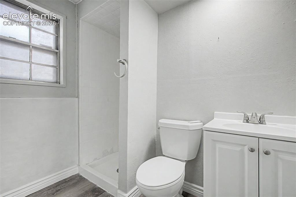Image 28 of 32: Bathroom