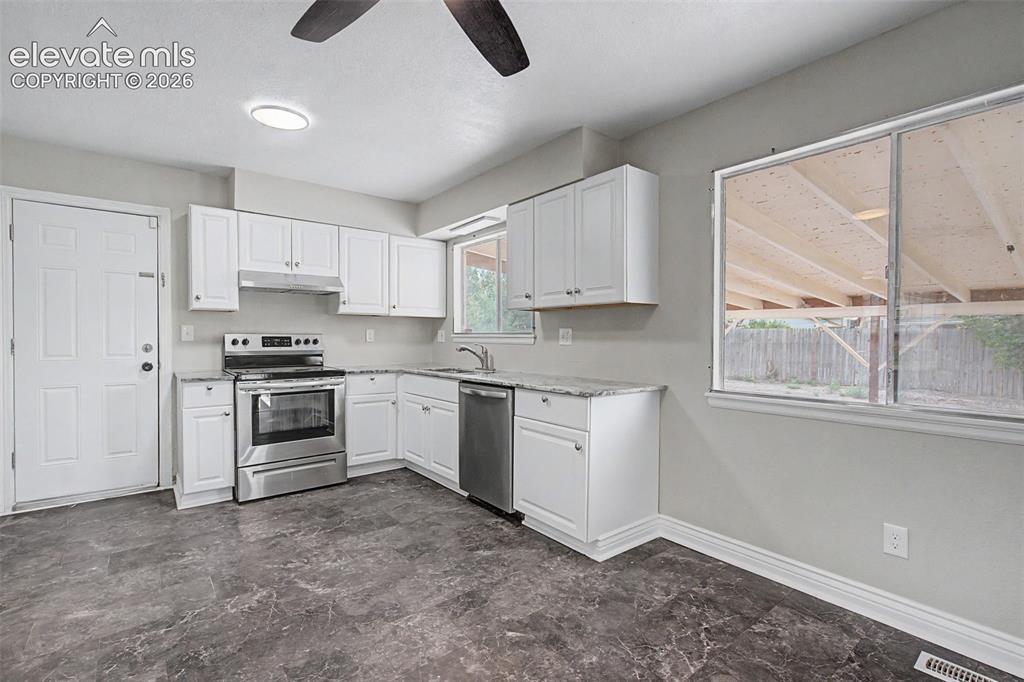 Image 8 of 32: Kitchen