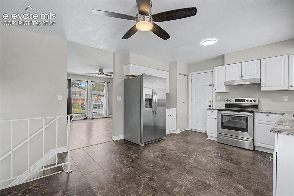 Image 9 of 32: Kitchen