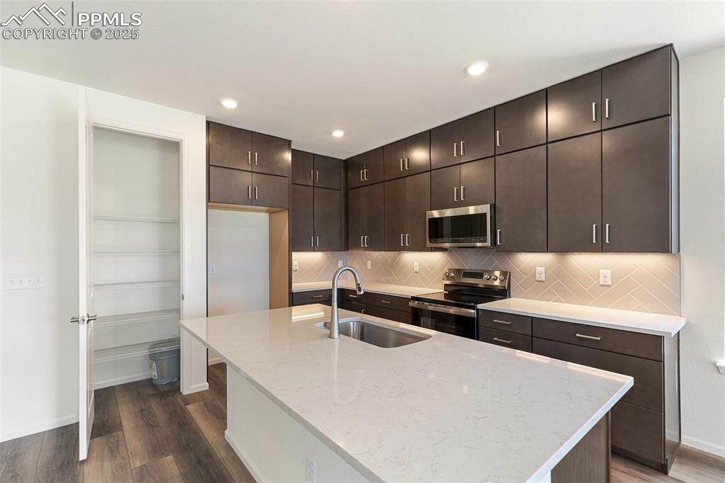 Image 15 of 37: Kitchen