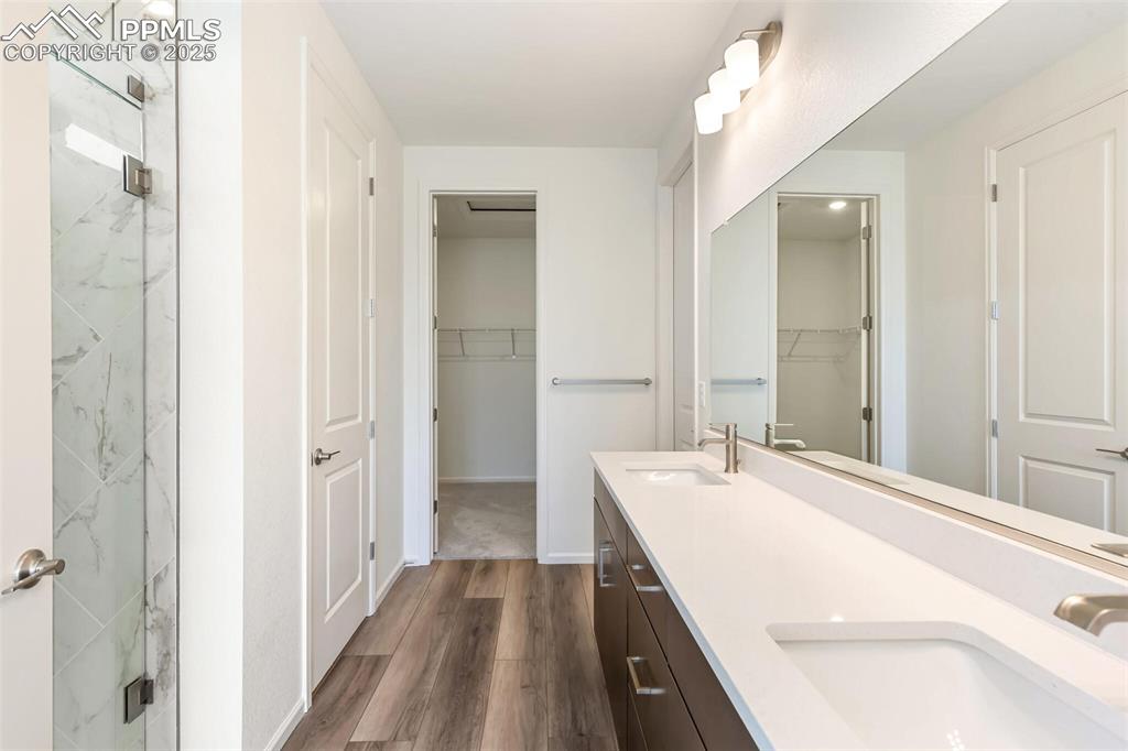 Image 20 of 37: Bathroom