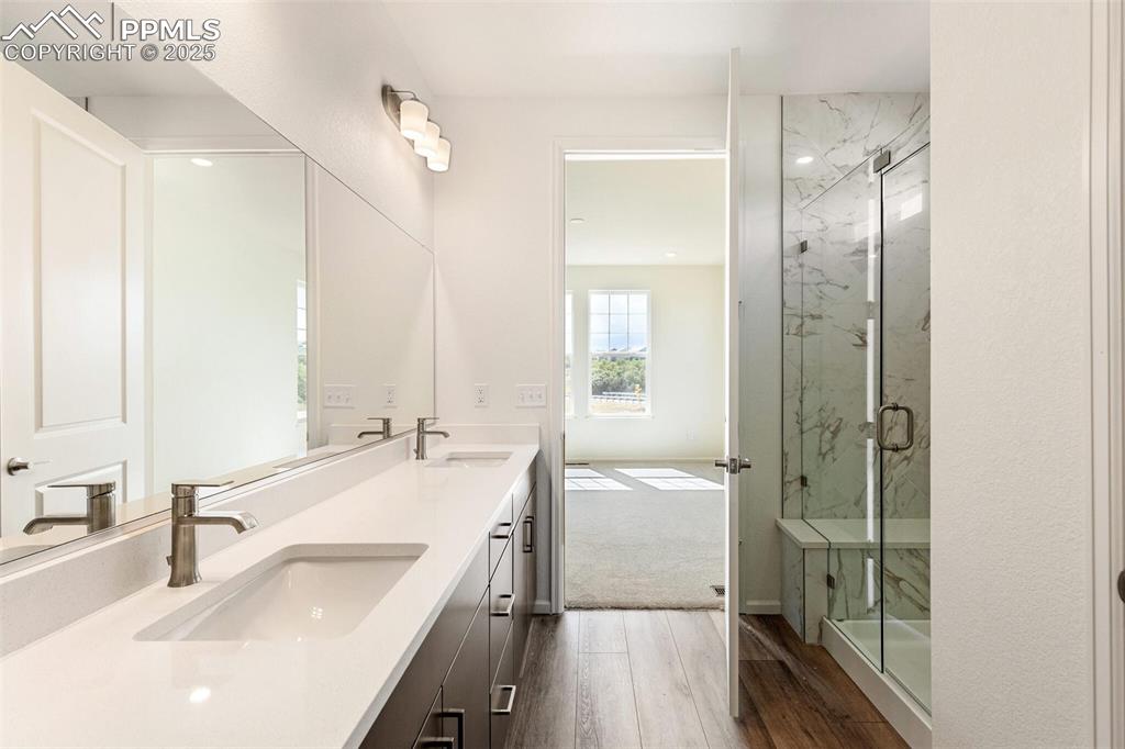 Image 22 of 37: Bathroom