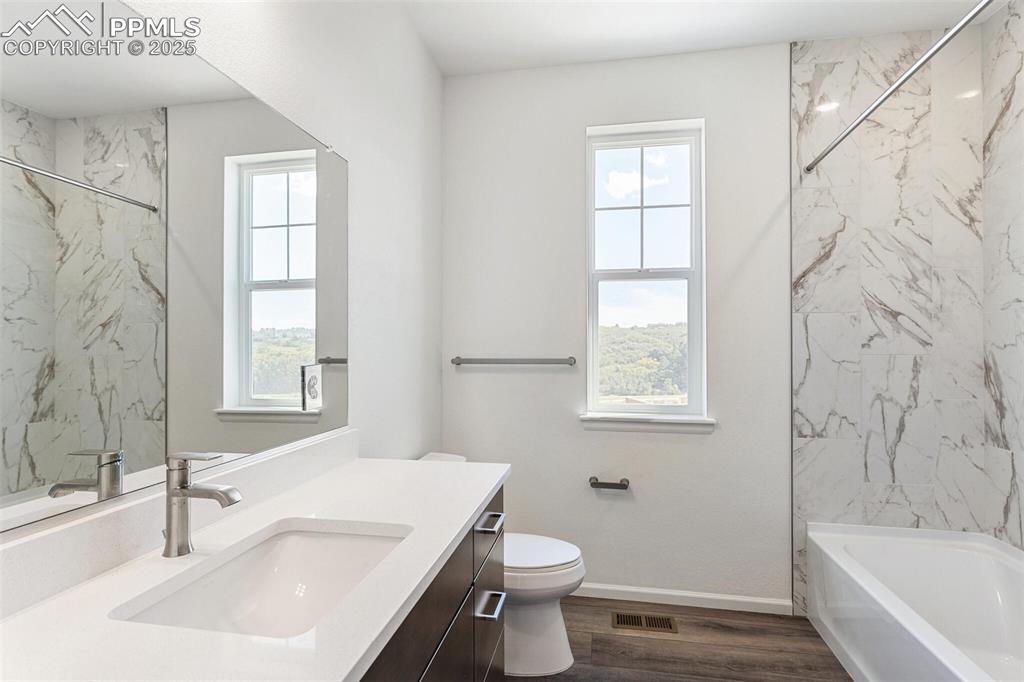 Image 26 of 37: Bathroom