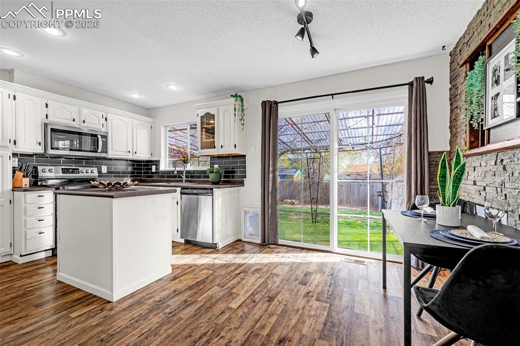 Image 10 of 40: Kitchen