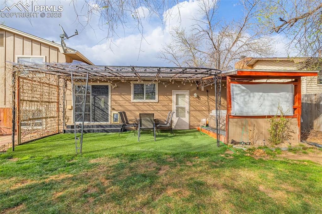 Image 11 of 40: Back of Structure