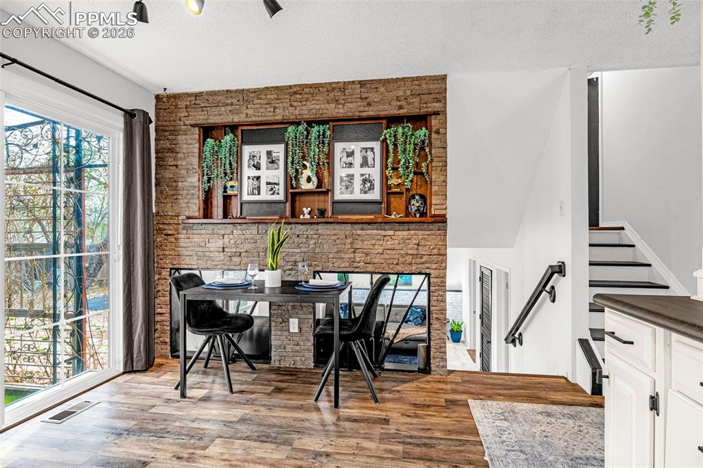 Image 14 of 40: Office