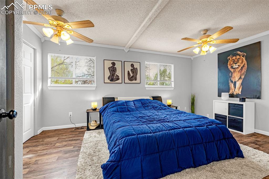 Image 15 of 40: Bedroom