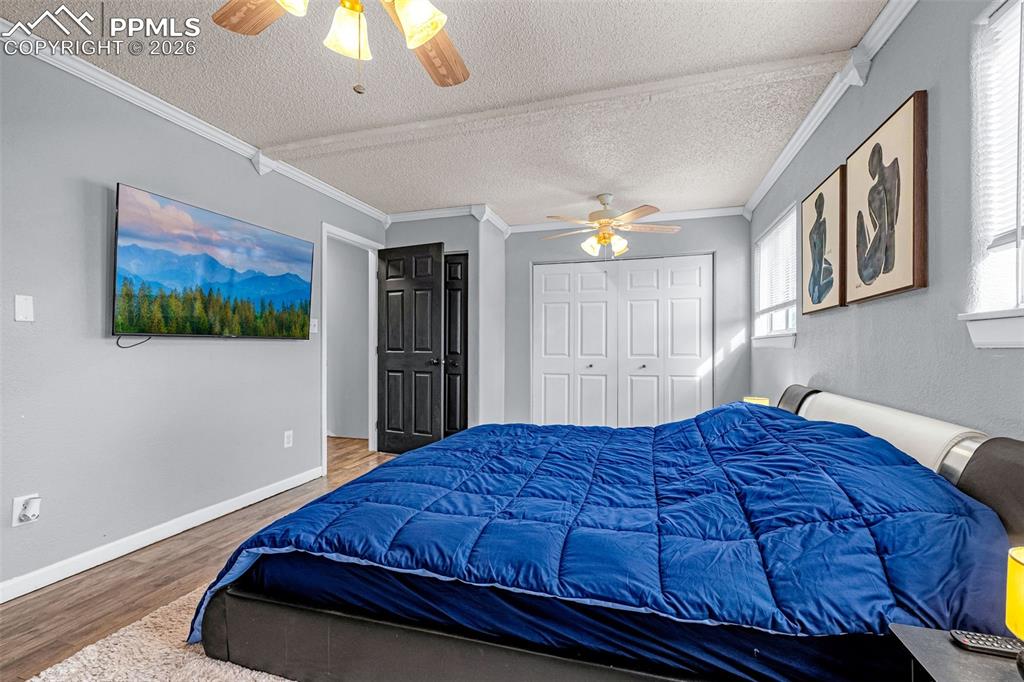 Image 17 of 40: Bedroom