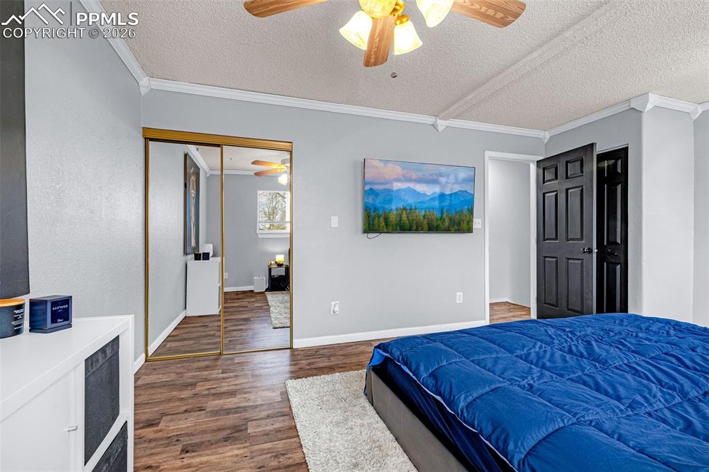 Image 18 of 40: Bedroom