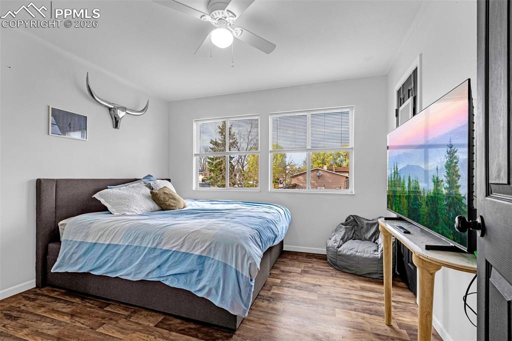 Image 19 of 40: Bedroom